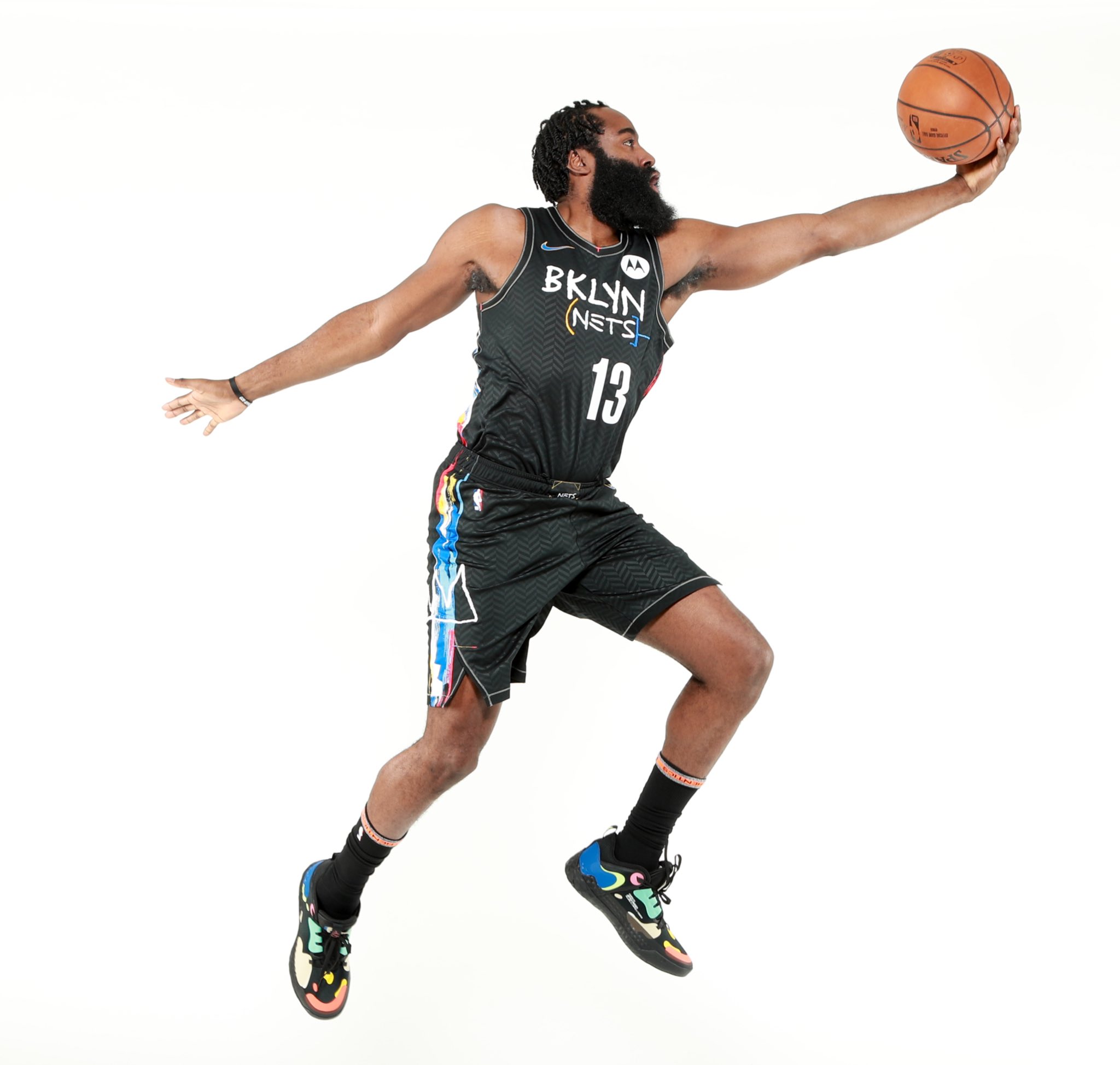 惊险一幕，马竞女足球员梅迪纳头部被膝盖撞到后失去意识（赛场惊魂：马竞女足球员梅迪纳头部遭膝击后当场昏迷）