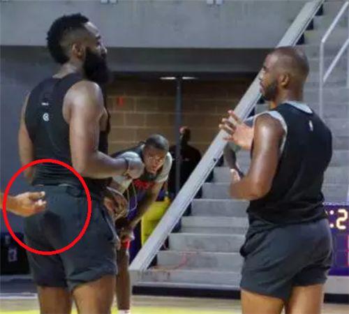 湖人斯马特谈伤势：就是背部痉挛，属于多年积劳造成的损耗（湖人斯马特谈伤情：背部痉挛，系长期积劳所致的磨损）