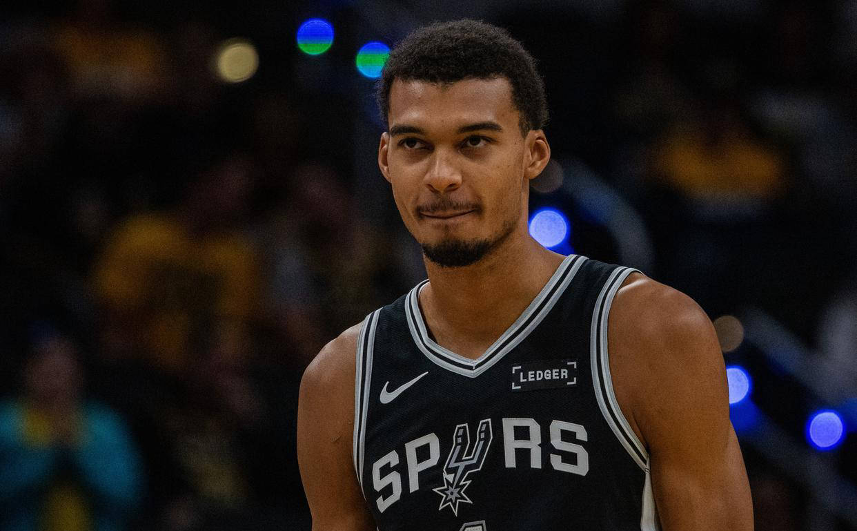 里夫斯17罚15中狂砍36分8助攻，湖人铩羽凯尔特人背靠背鏖战惨败（里夫斯17罚15中砍36分8助，湖人背靠背鏖战仍惨败于凯尔特人）