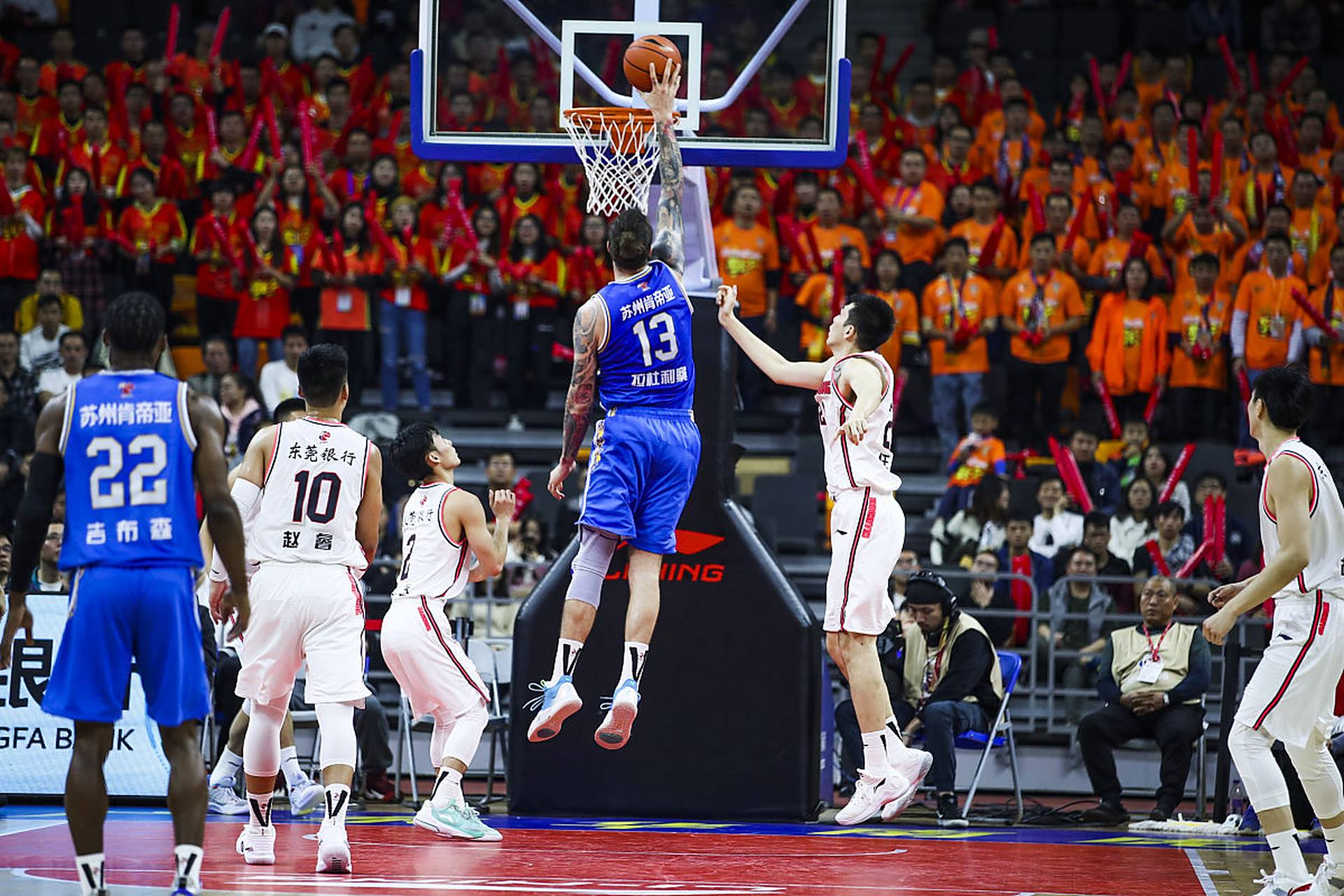 魔术主场逆转尼克斯豪取三连胜 瓦格纳37分领军进攻狂潮（魔术主场翻盘击退尼克斯取三连胜 瓦格纳轰37分引领火力全开）