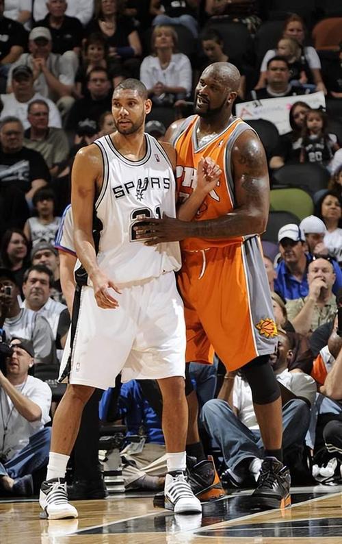 科莫2-0萨索洛连续12场不败，莫雷诺破门，尼科-帕斯献助攻（莫雷诺建功、尼科-帕斯送助，科莫2-0击败萨索洛豪取12场不败）