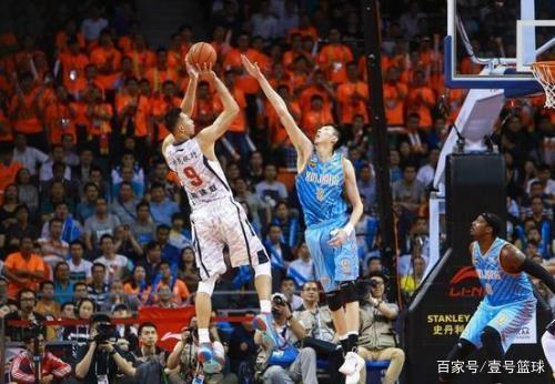 开拓者替补中锋投射出色，但防守和篮板表现令人堪忧（开拓者替补中锋投篮亮眼，防守与篮板成隐忧）