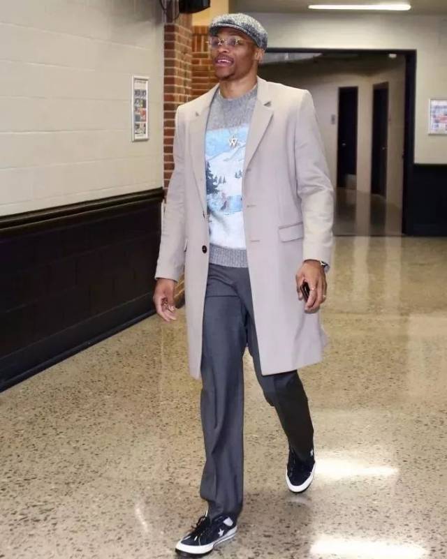 中场核心破门后致敬球迷，感人一幕（中场大将建功后向球迷致意，暖心一刻）